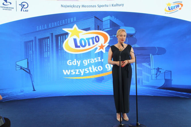 Ponad 7 mln zł dla lokalnych projektów. Na Służewcu wręczono czeki laureatom programu „Sportowo Kulturalnie Lokalnie”.