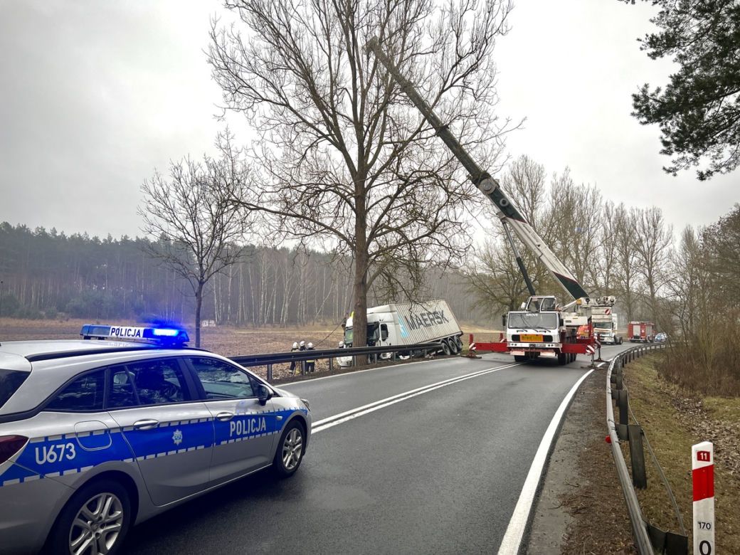 Nietrzeźwy kierowca Tira uderzył w drzewo na DK11 