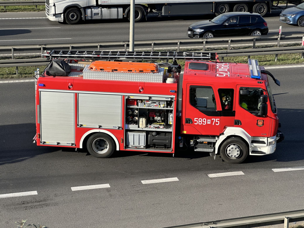 Szoferka kompletnie zmiażdżona, a kierowca wyszedł bez szwanku. Niesamowity wypadek na S8