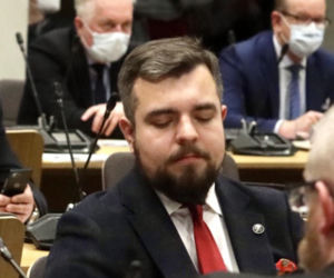 Posłowie pracują w komisji bez maseczek na ustawą Lex Kaczyński 