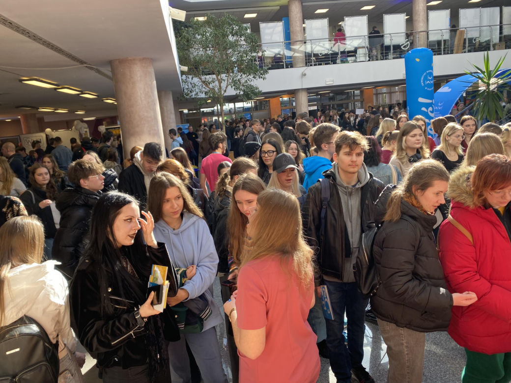 Dzień Otwarty UWM. Ogromne zainteresowanie olsztyńską uczelnią. Tłumy w bibliotece