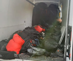 Kostrzyn: 34 nielegalnych imigrantów zamkniętych w busie! Szokujący obrazek