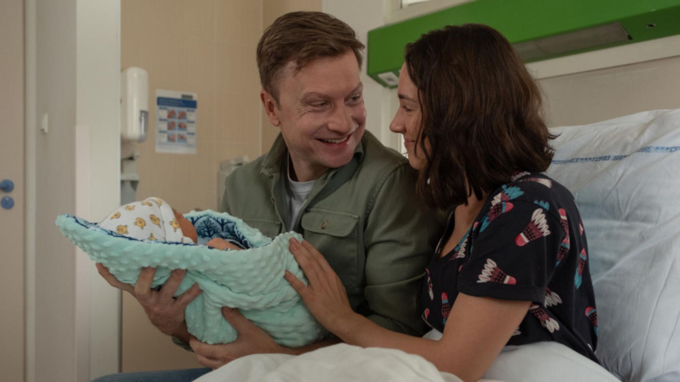 Na Wspólnej odc. 4016: Ania (Sonia Mietielica), Igor (Jakub Wesołowski), synek (Kazio Wierzbicki)
