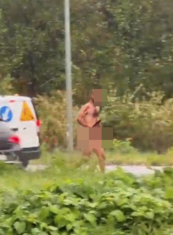 Nagi mężczyzna z maczetą biegał po ulicy! Policjanci użyli paralizatora