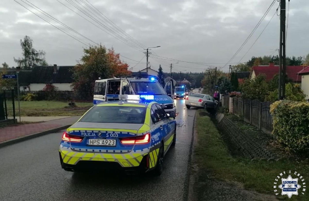 Pościg na DK74 pod Kielcami. 22-latek uderzył w radiowóz i próbował uciekać pieszo
