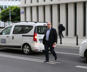 Wlepcie im wreszcie mandaty! Wybrańcy narodu nagminnie łamią przepisy pod Sejmem.