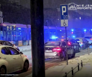 Toyota na torach, kierowca dał nogę! Groźna kolizja w al. Solidarności