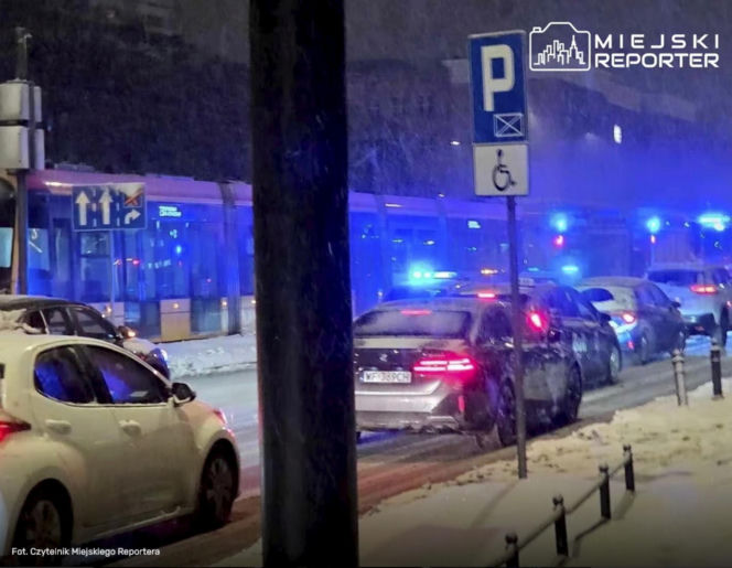 Toyota na torach, kierowca dał nogę! Groźna kolizja w al. Solidarności