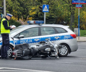 Zmiótł seatem motocyklistę. Koszmarny wypadek na Pradze