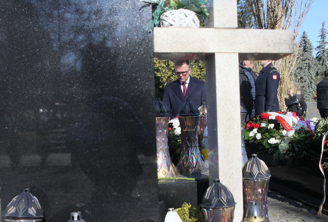 Hołowania klęknął przed grobem ofiary katastrofy smoleńskiej