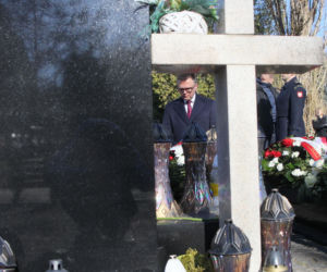 Hołowania klęknął przed grobem ofiary katastrofy smoleńskiej