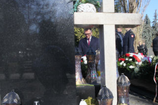 Hołowania klęknął przed grobem ofiary katastrofy smoleńskiej