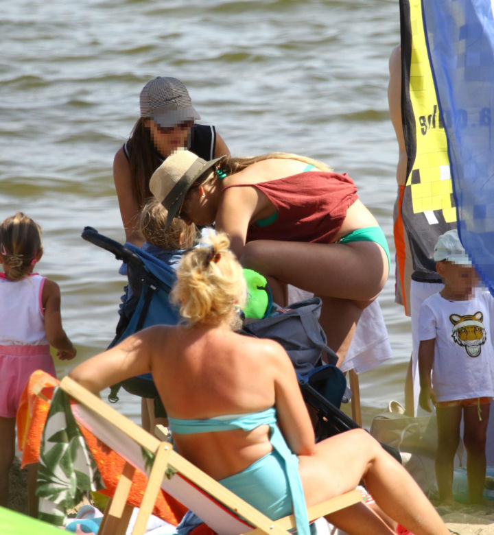 Posłanka Gajewska z dziećmi na plaży