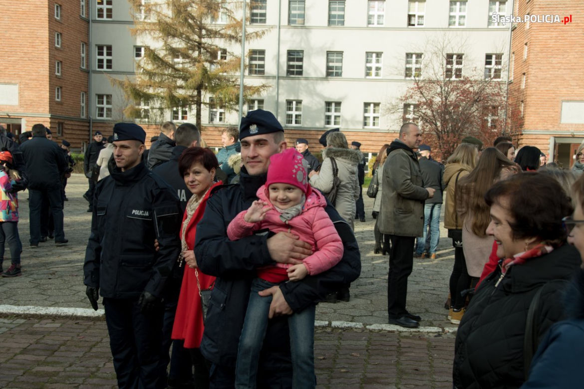 Nowi policjanci w śląskim garnizonie. Złożyli ślubowanie