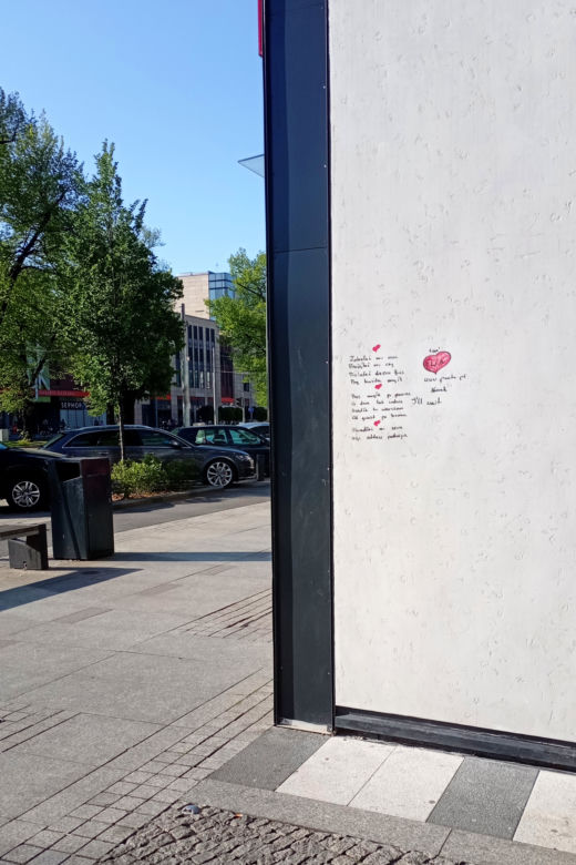 Wyznaje miłość Ewie na ulicach Szczecina. Zakochany desperat? Artysta? A może zwykły wandal?