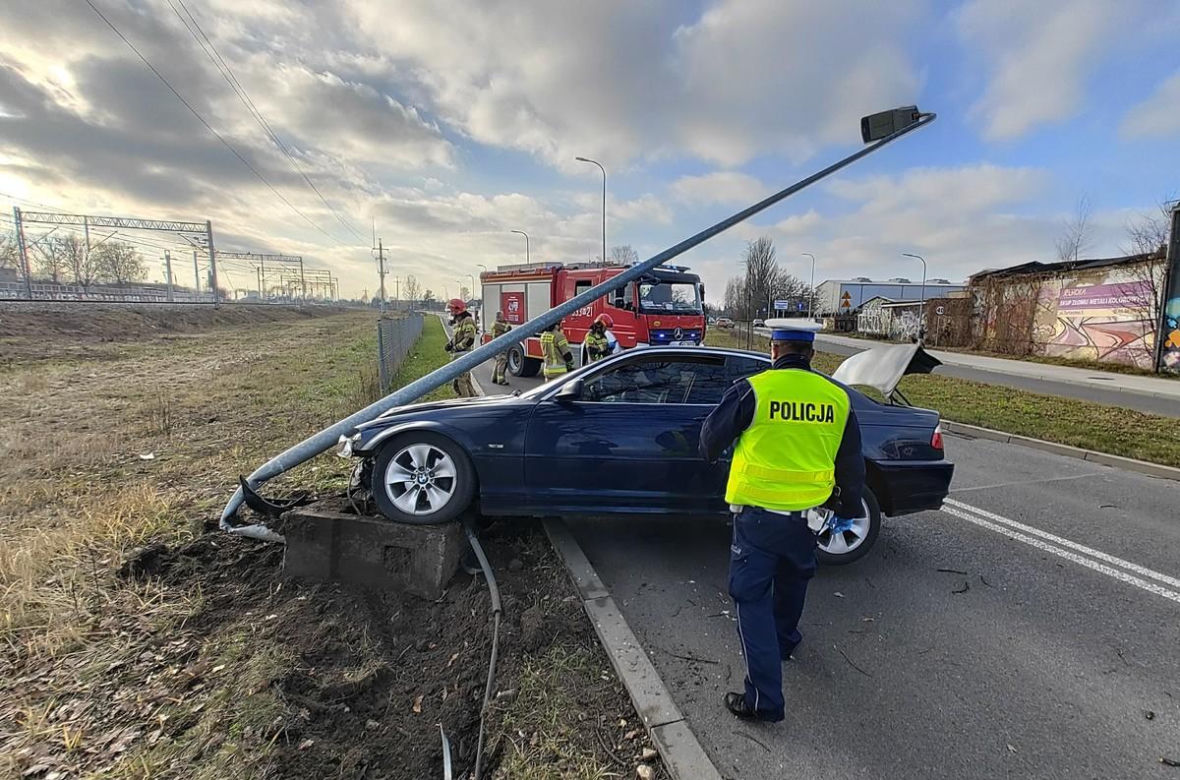 Radom: 24-latek zjechał z drogi i huknął w słup. Uliczna latarnia zgięła się w pół i runęła na bmw!