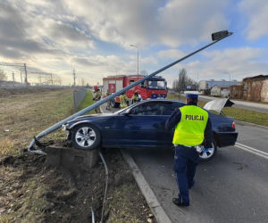 Radom: 24-latek zjechał z drogi i huknął w słup. Uliczna latarnia zgięła się w pół i runęła na bmw!
