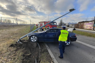 Radom: 24-latek zjechał z drogi i huknął w słup. Uliczna latarnia zgięła się w pół i runęła na bmw!
