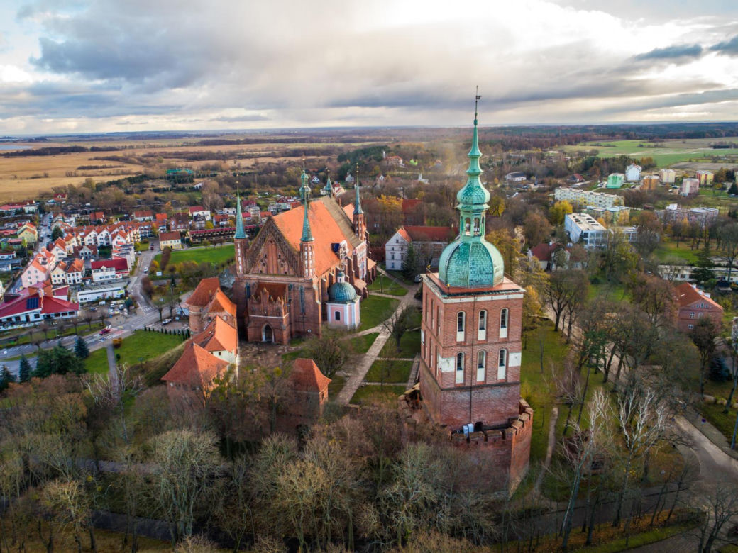 Niesamowite miasteczko nad Zalewem Wiślanym. Historia i magia w jednym miejscu