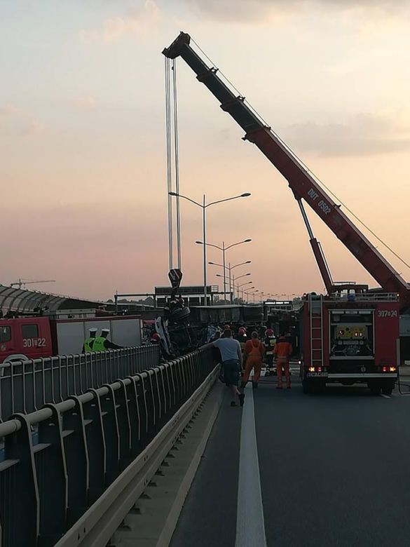 Wypadek ciężarówki ze zbożem na Autostradowej Obwodnicy Wrocławia