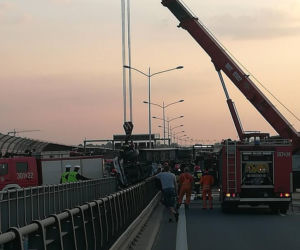 Wypadek ciężarówki ze zbożem na Autostradowej Obwodnicy Wrocławia