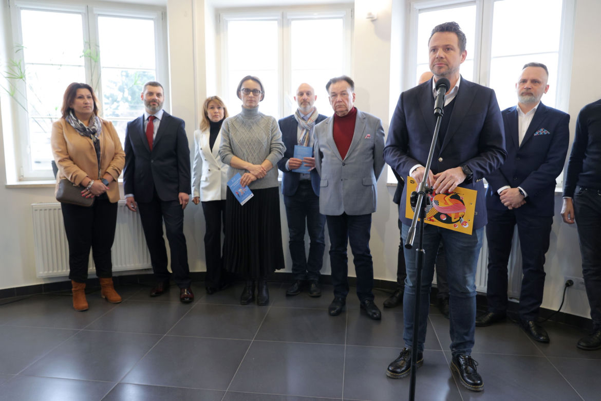 Rafał Trzaskowski spełnił niecodzienną prośbę uczniów. Pisał im usprawiedliwienia w pociągu!
