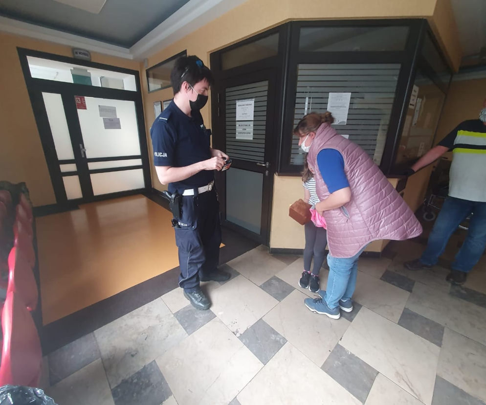 Kołobrzeg. Wypadek podczas spaceru z psem. Policjanci ratowali życie małej dziewczynki!