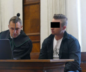 Wypchnął Olę z okna, bo nie chciała do niego wrócić. Drzewa uratowały jej życie