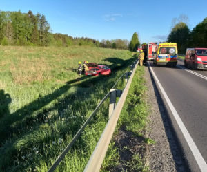 Wypadek na DK 51. Samochód wypadł z drogi. Jedna osoba poszkodowana [FOTO]