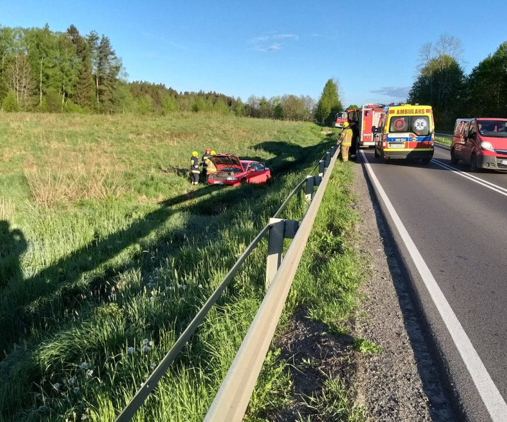 Wypadek na DK 51. Samochód wypadł z drogi. Jedna osoba poszkodowana [FOTO]