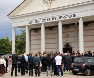 Białe i czerwone róże przykryły grób ofiar tragedii ze Skawiny. Poruszające pożegnanie