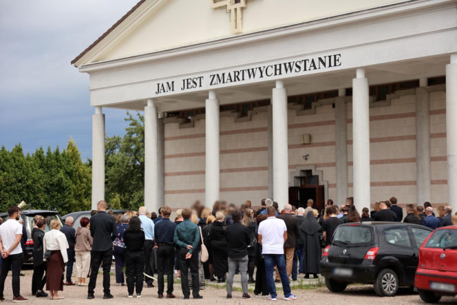 Białe i czerwone róże przykryły grób ofiar tragedii ze Skawiny. Poruszające pożegnanie