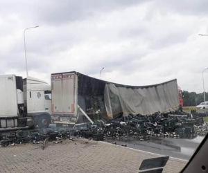 Wypadek w Żorach na DW 935 teraz! Piwo wyleciało z ciężarówki, są utrudnienia! [ZDJĘCIA]
