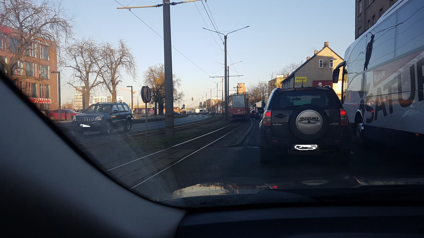 Kierowca BMW zderzył się z tramwajem! Poważne utrudnienia!