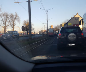 Kierowca BMW zderzył się z tramwajem! Poważne utrudnienia!