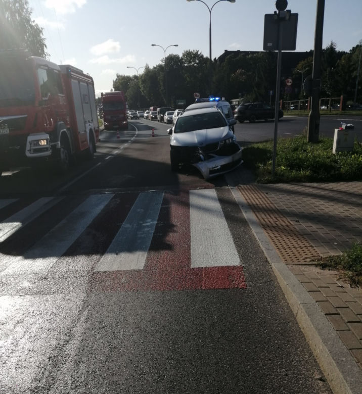 Olsztyn. Wypadek na ul. Armii Krajowej. Droga zablokowana po zderzeniu osobówki z ciężarówką [FOTO]