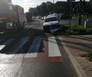 Olsztyn. Wypadek na ul. Armii Krajowej. Droga zablokowana po zderzeniu osobówki z ciężarówką [FOTO]