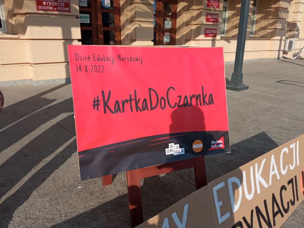 „Rząd przygotowuje sobie ciemnotę, którą łatwiej rządzić”. #Kartka do Czarnka w Rzeszowie. 