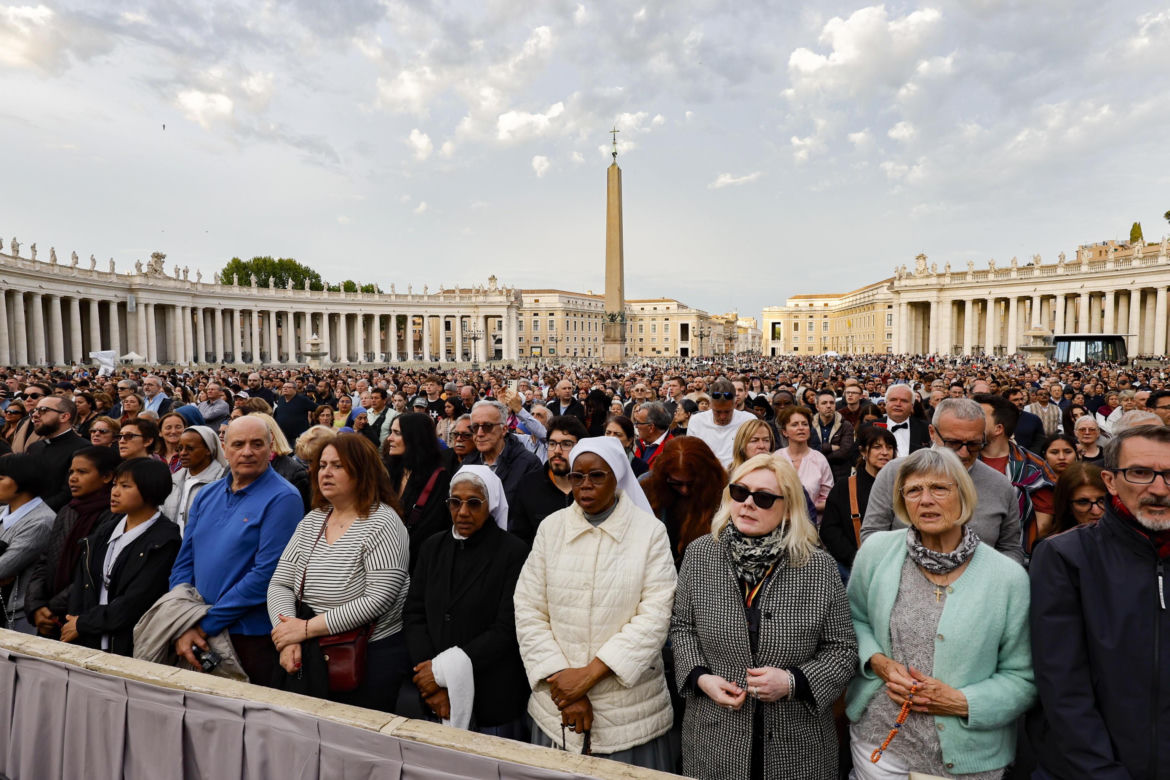Wierni na Placu św. Piotra modlili się w intencji papieża Franciszka