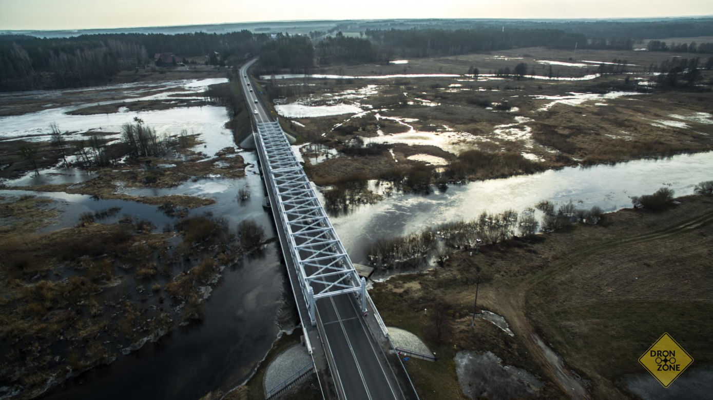 Rozlewiska rzeki Narew. Niesamowite zdjęcia z drona [ZDJĘCIA]