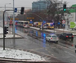 Zderzenie autobusu z ciężarówką w Bydgoszczy. Siedem osób poszkodowanych!