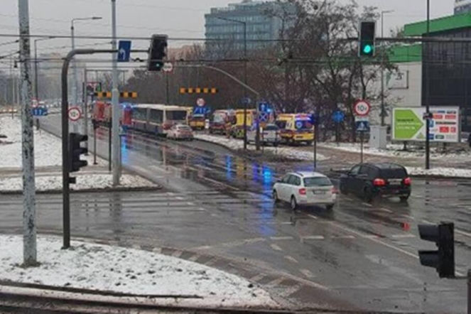 Zderzenie autobusu z ciężarówką w Bydgoszczy. Siedem osób poszkodowanych!