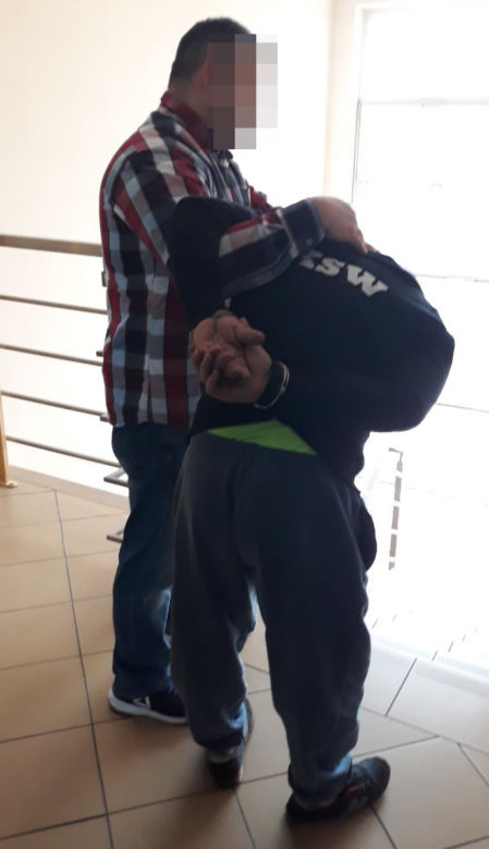 Ruszył z granatem na szwagra!