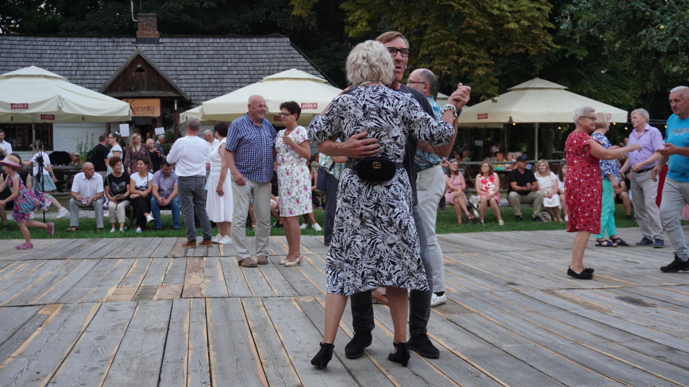 „Tańcowali” na parkiecie w Muzeum Wsi Lubelskiej aż miło było patrzeć! FOTORELACJA z sobotniej potańcówki