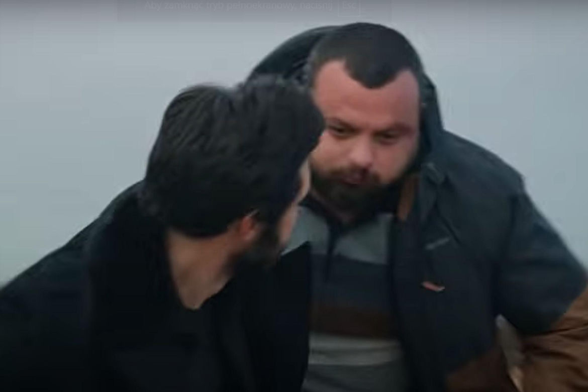 Na miejsce dotrze Aziz! Uzbrojony ostrzeże Yamana, że zbir jest blisko! 