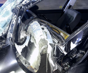 Z impetem uderzył w ogrodzenie w Ziemnicach niedaleko Leszna. Tyle zostało z pojazdu