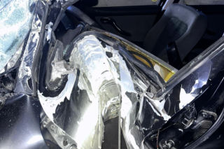 Z impetem uderzył w ogrodzenie w Ziemnicach niedaleko Leszna. Tyle zostało z pojazdu