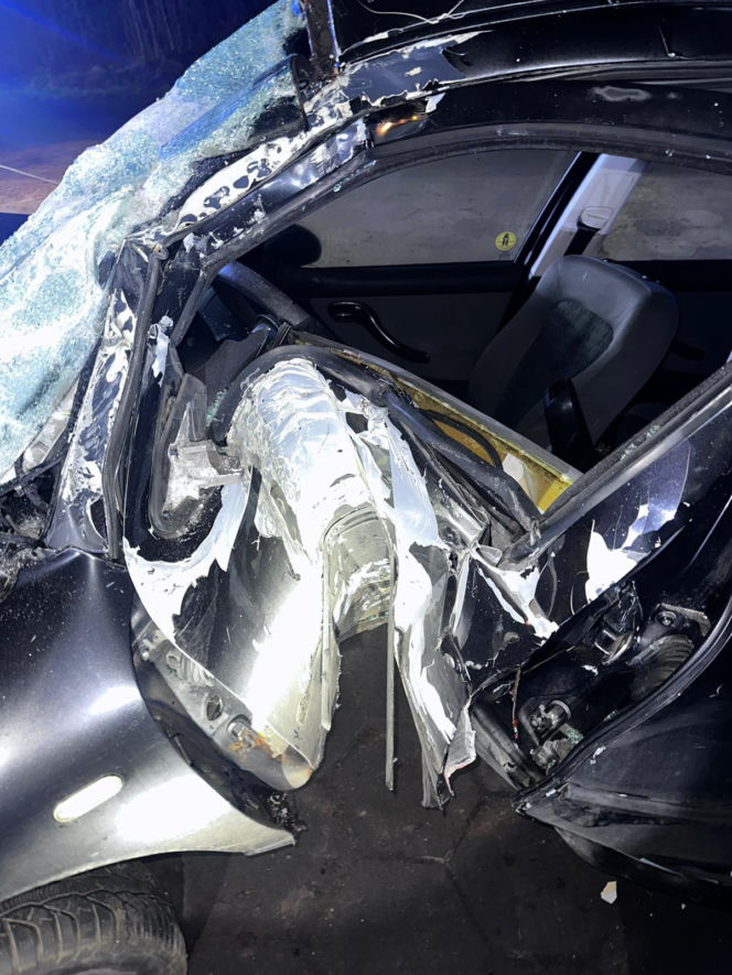 Z impetem uderzył w ogrodzenie w Ziemnicach niedaleko Leszna. Tyle zostało z pojazdu