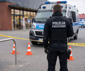 Ewakuacja sklepów i stacji paliw w Radziejowie. Na miejscu są antyterroryści 