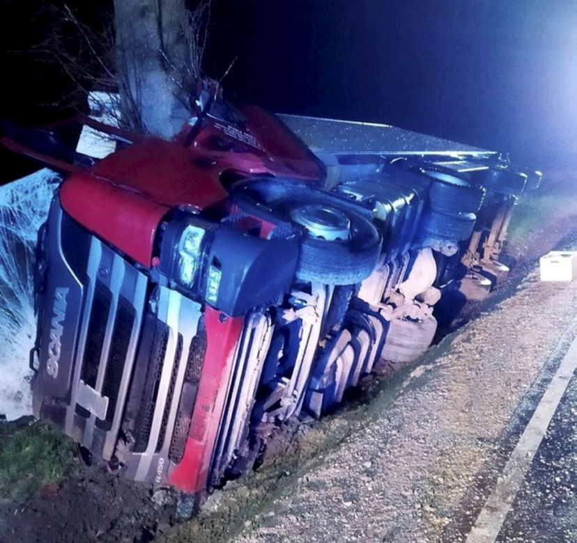 TIR wbił się w przydrożne drzewo! Z kabiny została miazga